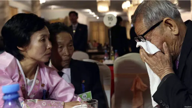 الكوري الجنوبي كيم سي هيون البالغ من العمر 80 عاما يبكي لدى توديعه لاقاربه الشماليين عند انتهاء الزيارة.