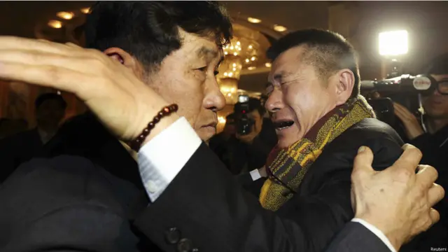 الكوري الجنوبي بارك يانغ غون البالغ من العمر 53 عاما (الى اليمين) يعانق شقيقه الكوري الشمالي بارك يانغ سو الذي اختطف منذ عقود من قبل كوريا الشمالية.