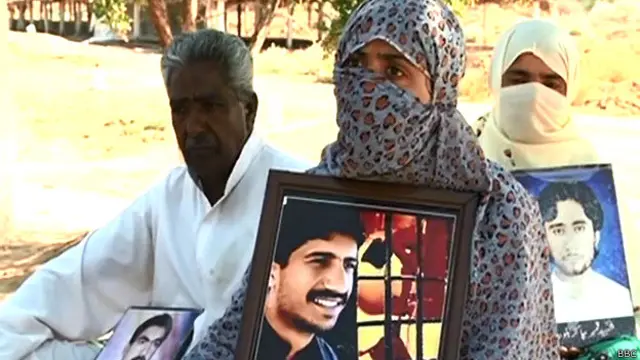 रैली निकालते ग़ायब हुए बलूच लोगों के परिजन