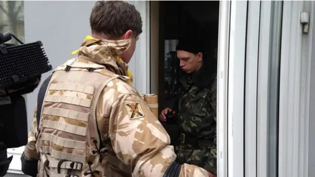 यूक्रेन में राष्ट्रपति कार्यालय के सामने प्रदर्शनकारी