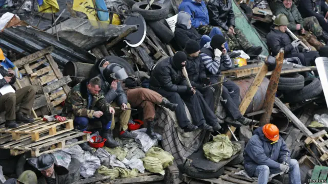 Manifestantes en una barricada en Kiev.