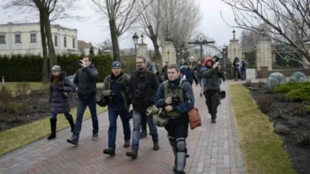 Киев шимолидаги президент қароргоҳига журналистлар ва фаоллар киришган.