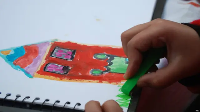 اس مقابلے میں بچوں کی ایک بڑی تعداد بھی شریک ہوئی اور رنگوں سے اپنی محبت کا اظہار کیا۔