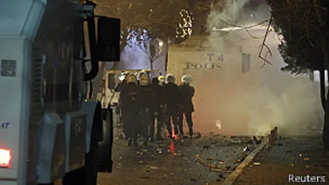 Policías lanzan gases lacrimógenos