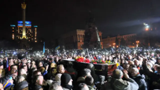 په داسې حال کې چې د اوکراین پارلمان د نوي حکومت پر جوړښت خبرې کوي په زرګونه کسان خپلې مظاهرې ته دوام ورکوي.