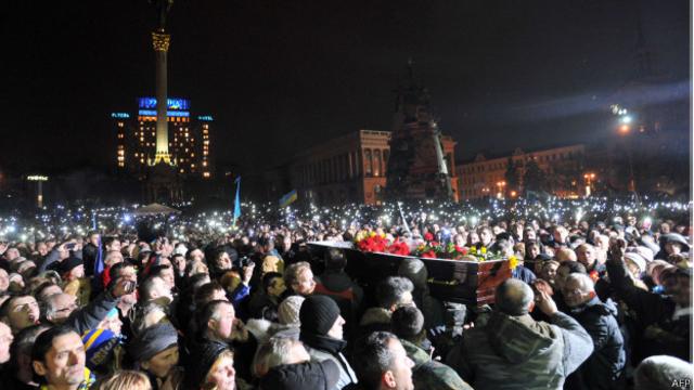 Aglomeração na Praça da Independência, em Kiev, neste sábado (AFP)