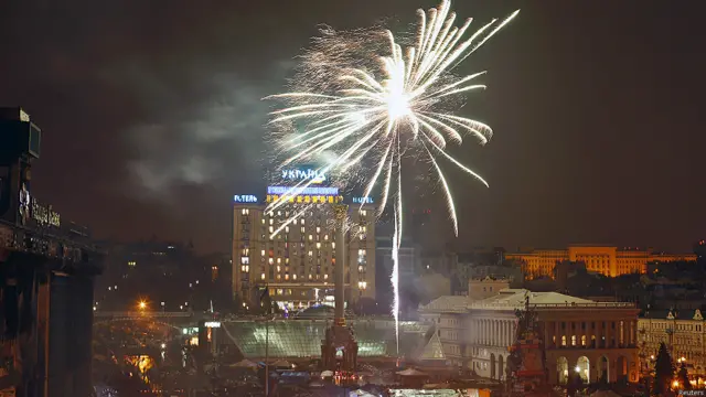 fuegos artificiales sobre la Plaza de la Independencia
