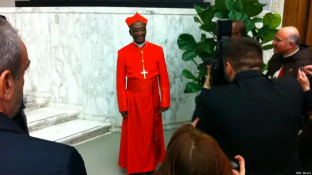 Milhares de fiéis aproveitaram rara chance de entrar no Vaticano para se encontrar com os novos dignitários da Igreja.