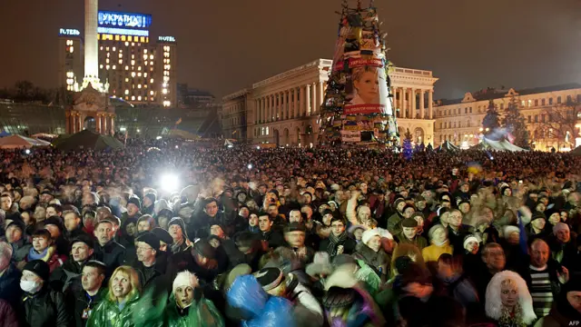 miles de personas escuchan a Timoshenko
