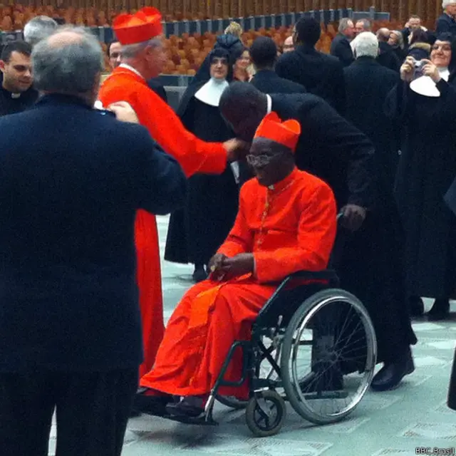 Milhares de fiéis aproveitaram rara chance de entrar no Vaticano para se encontrar com os novos dignitários da Igreja.