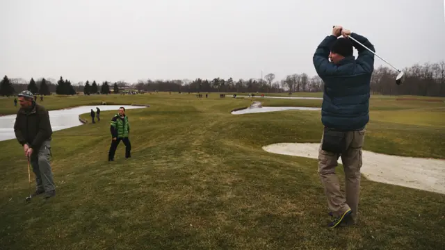 Rất nhiều người tranh thủ chụp hình lưu niệm với gậy chơi golf để không quên nhà lãnh đạo của họ đã sống sang như thế nào. Sân golf này xây mất 3 triệu đô.