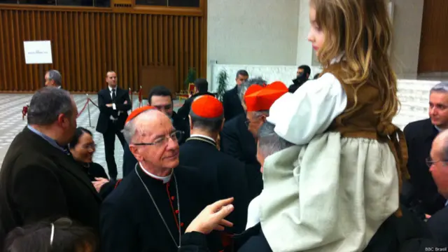 Milhares de fiéis aproveitaram rara chance de entrar no Vaticano para se encontrar com os novos dignitários da Igreja.