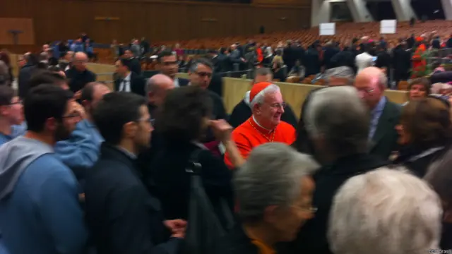 Milhares de fiéis aproveitaram rara chance de entrar no Vaticano para se encontrar com os novos dignitários da Igreja.
