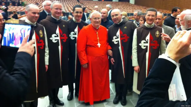 Milhares de fiéis aproveitaram rara chance de entrar no Vaticano para se encontrar com os novos dignitários da Igreja.