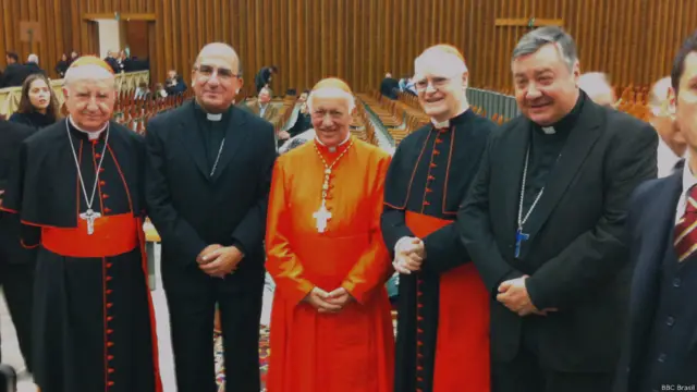 Milhares de fiéis aproveitaram rara chance de entrar no Vaticano para se encontrar com os novos dignitários da Igreja.