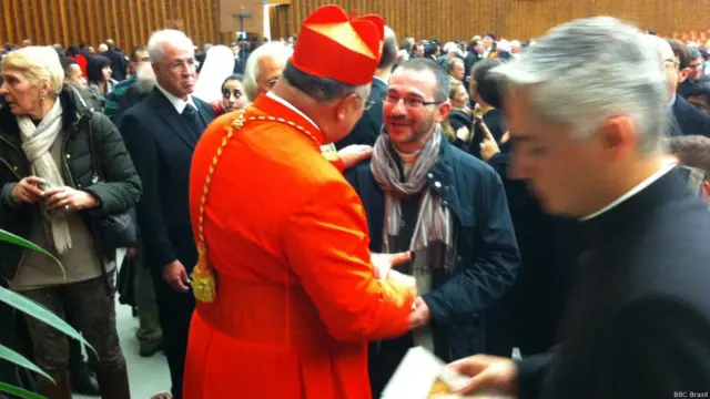 Milhares de fiéis aproveitaram rara chance de entrar no Vaticano para se encontrar com os novos dignitários da Igreja.