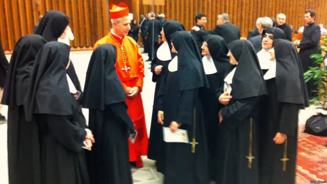 Milhares de fiéis aproveitaram rara chance de entrar no Vaticano para se encontrar com os novos dignitários da Igreja.