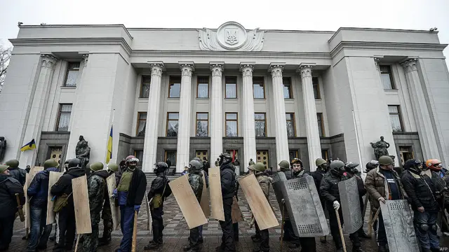 manifestantes frente al Parlamento