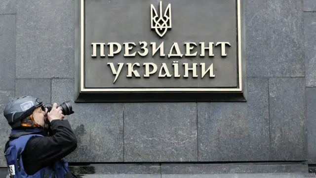 fotógrafo toma imagen de aviso en el edificio administrativo de la presidencia