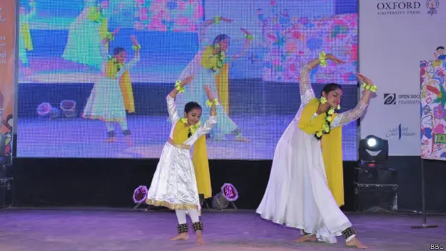 اختتامی تقریب میں شیما کرمانی کی دو شاگردوں رقص پیش کیا جسے بہت سراہا گیا