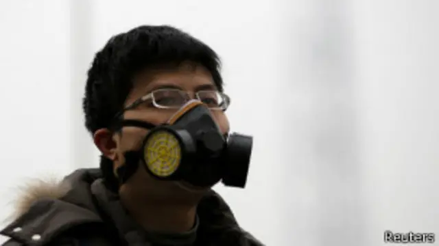 رجل يرتدي قناع