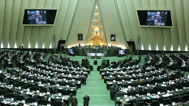 مجلس ایران ۲۹۰ کرسی دارد