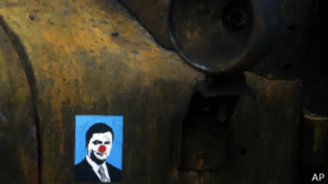 Обгоревший военный грузовик