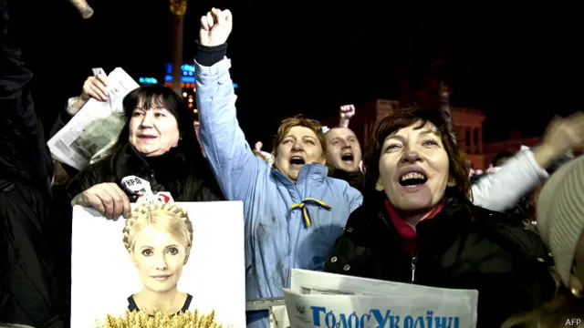 स्वतंत्रता चौक पर प्रदर्शन करते लोग