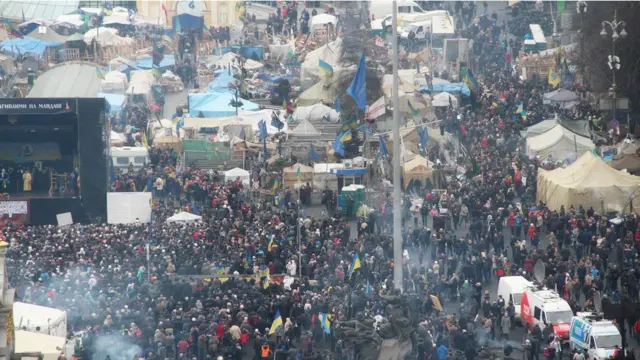 Тим часом на Майдані продовжують читати молитви за упокій.