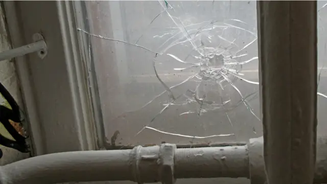 Багато дірок від куль видно і у вікнах та на стінах готелю "Україна", який опинився в центрі протистояння. Іноземні журналісти, які живуть тут, розповідають, що одягали бронежилети навіть у своїх кімнатах. 