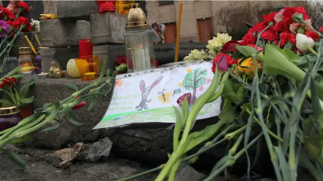 Кияни і приїжджі несуть квіти до місць, де гинули люди. Найбільше таких на вулиці Інститутській. 