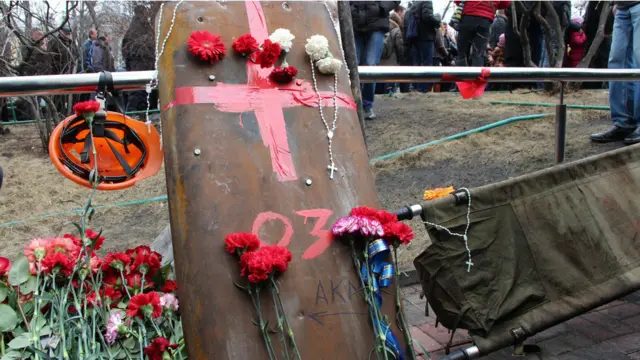 Сюди ж приносять ноші, на яких носили поранених і вбитих, та прострелені металеві й дерев'яні щити. На цьому щиті сліди від куль позначили стрілками.