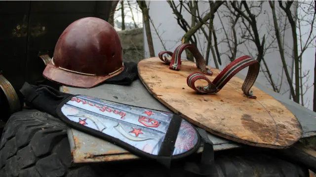 Поруч з меморіалами кладуть нехитру амуніцію, з якою майданівці воювали з міліцією.