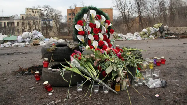 Центр Києва занурився в жалобу. На Майдані і прилеглих вулицях стоять десятки імпровізованих пам'ятників загиблим, до яких люди продовжують приносити квіти. 