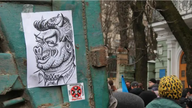 З багатьох креативних наклейок і плакатів, яких раніше було так багато в центрі міста, залишилося одиниці. 