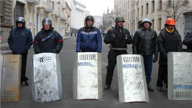 А президентську адміністрацію охороняють загони самооборони. 