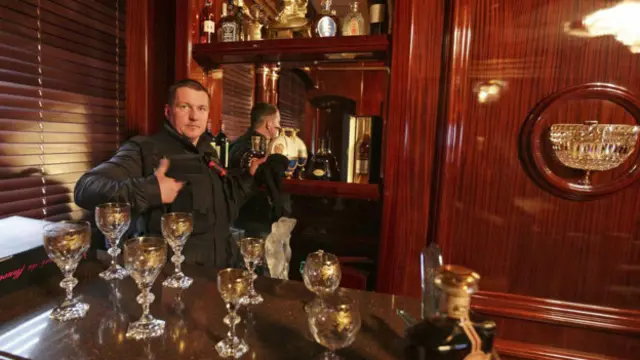 A suntuosa residência de campo de Viktor Yanukovych foi aberta ao público sábado à noite