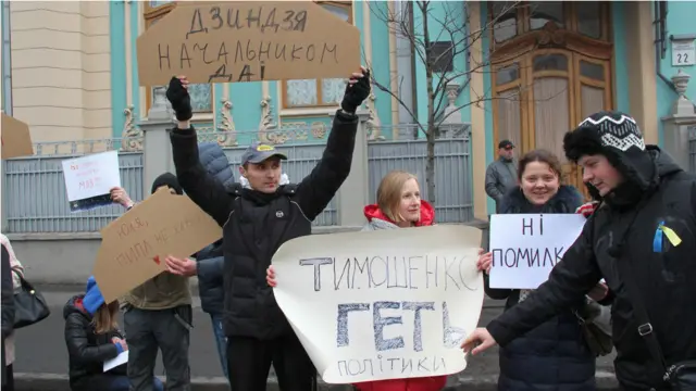Під парламентом, який у неділю ухвалював нові закони, активісти організували пікет з вимогою провести люстрацію влади. Люди гаряче сперечалися про те, чи змінилася Юлія Тимошенко за час, проведений в ув'язненні.