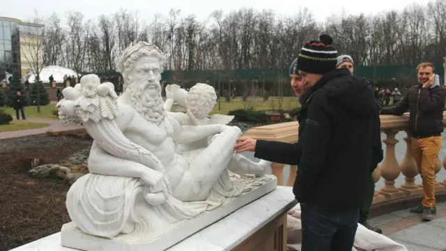 A suntuosa residência de campo de Viktor Yanukovych foi aberta ao público sábado à noite