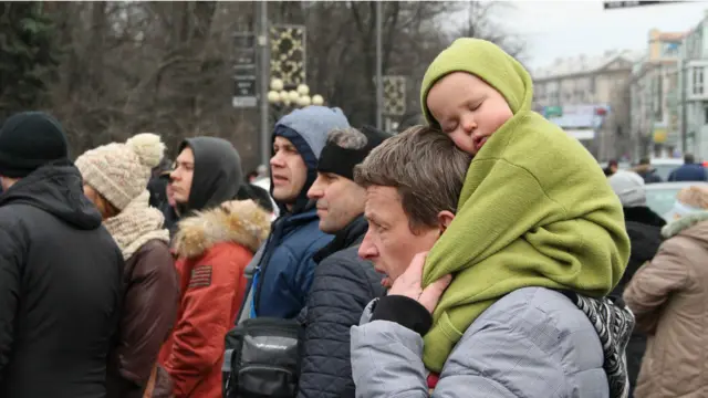 Багато людей приходять з дітьми. Декотрі з них розповіли ВВС Україна, що роблять це з виховною метою. "Я хочу, щоб мої діти це бачили і, може, щось собі зрозуміли", - сказав киянин Костянтин, який привів з собою малолітніх доньку й сина. 