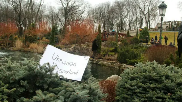 A suntuosa residência de campo de Viktor Yanukovych foi aberta ao público sábado à noite