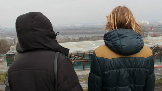 Поруч, у Маріїнському парку, люди оглядають краєвид з порожнім вертолітним майданчиком, збудованим для президента Януковича. Його дороге і непрозоре будівництво стало одним з символів корупції, в якій опозиція звинувачувала колишню владу. Всі фото - Олег Карп'як.