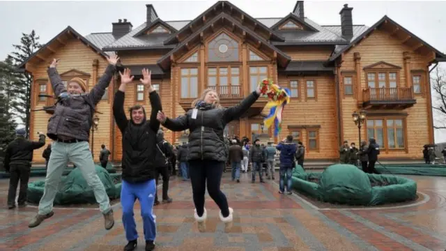 A suntuosa residência de campo de Viktor Yanukovych foi aberta ao público sábado à noite