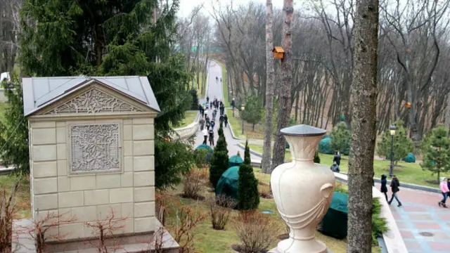 A suntuosa residência de campo de Viktor Yanukovych foi aberta ao público sábado à noite