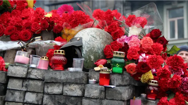 Жалобні пам'ятники будують з матеріалів, які стали символом опору: шин і бруківки. 