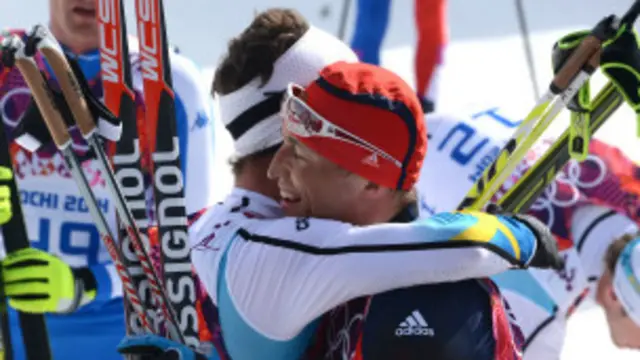 الیکسینڈر لیگکوف (دائیں) نے کراس کنٹری سکی اینگ میں طلائی تمغہ جیتا