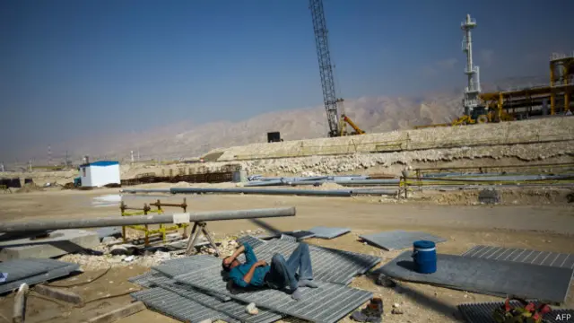 कतर में अप्रवासी मजदूरों की मुश्किलें