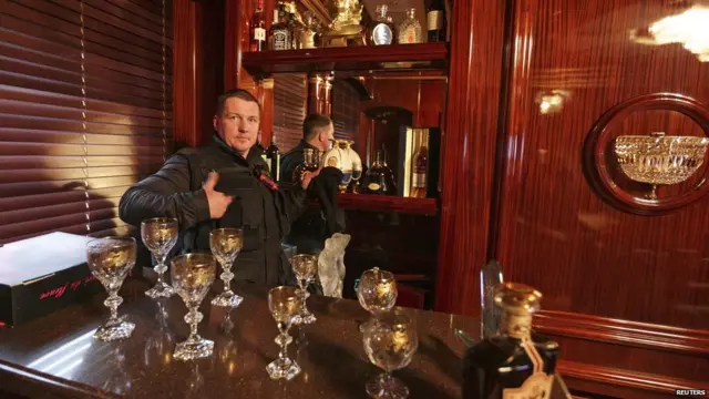 Tủ rượu trong nhà còn nguyên sau khi ông Yanukovych đã bỏ đi đến Kharkov ở về phía Đông Ukraine.