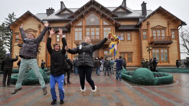Người dân Ukraine cho đây như chuyến đi thăm khu di tích. Có tin ông Yanukovych tìm cách rời Donetsk để xuất ngoại bằng phi cơ nhưng không được Biên phòng Ukraine cho phép.