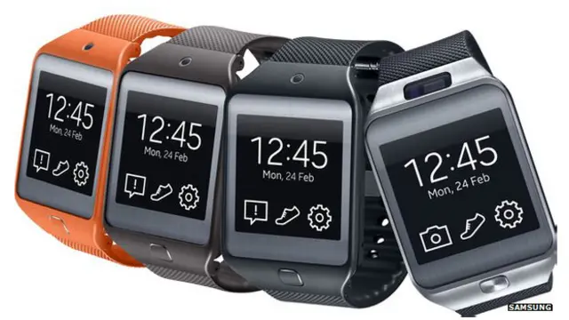 گیئر 2 میں اب کیمرا گھڑی کے مرکزی حصے پر لگا ہوا ہے جبکہ گیئر 2 نیو میں کیمرا نہیں ہے